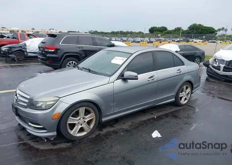 2011 Mercedes-Benz C 300 Luxury/Sport z USA, uszkodzony, nr VIN WDDGF5EB5BF636116